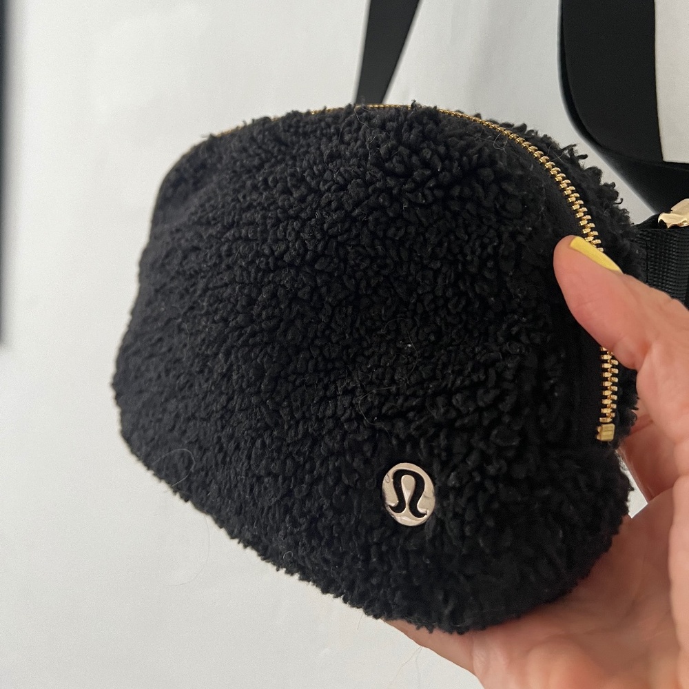 Lululemon Sherpa beltbag